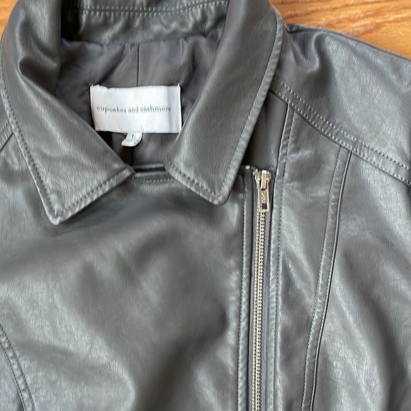 Cupcakes and Cashmere Gray Faux Leather Moto Jacket Size Large EUC - Picture 4 of 10